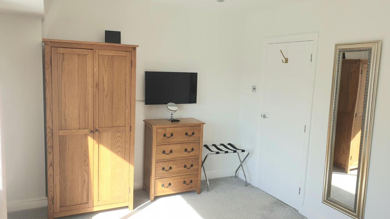 Large Modern Self Contained Apartment In Lymington Exterior photo