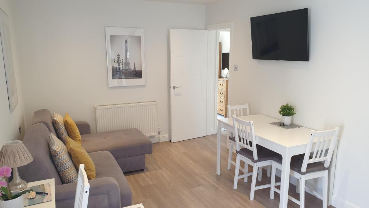 Large Modern Self Contained Apartment In Lymington Exterior photo
